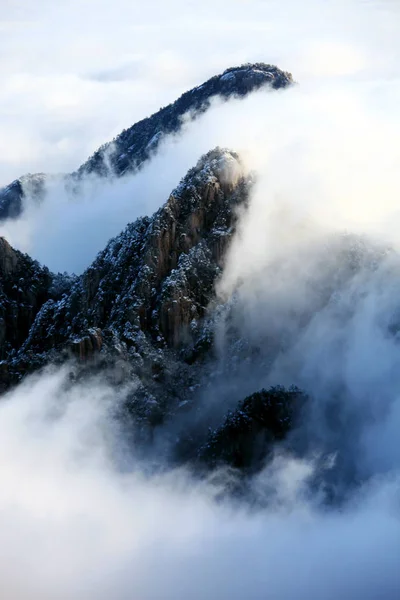 Paisaje Montaña Amarilla También Conocido Como Huangshan Envuelto Niebla Nube — Foto de Stock