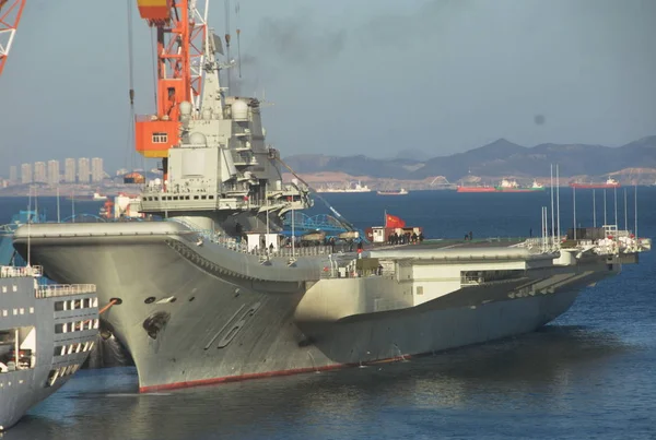 Chinas Primeiro Porta Aviões Liaoning Visto Porto Dalian Nordeste Província — Fotografia de Stock