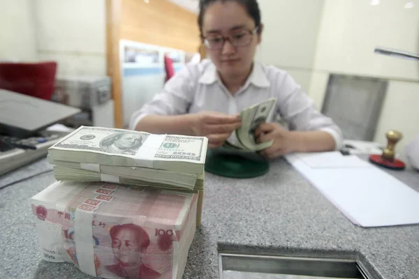 Empleado Chino Cuenta Los Billetes Dólar Estadounidense Yuan Rmb Renminbi —  Fotos de Stock