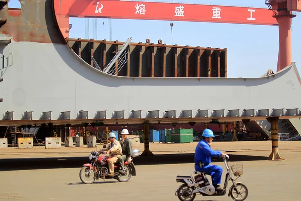 Datei Chinesische Arbeiter Fahren Einem Schiff Vorbei Das Auf Der — Stockfoto