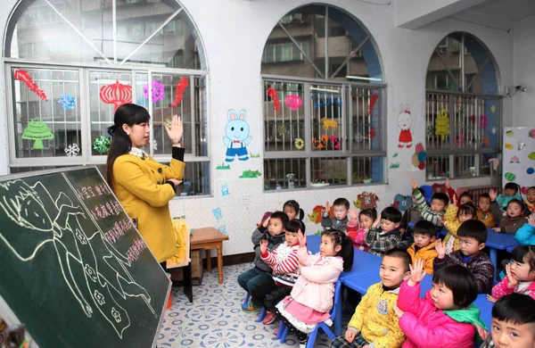 中国の教師が重慶市の幼稚園で幼い子供たちにレッスンを行う 2014年3月20日 — ストック写真