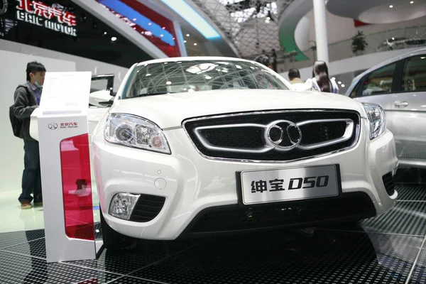 Látogatók Nézz Egy Shenbao D50 Baic Motor Peking Automotive Ipar — Stock Fotó