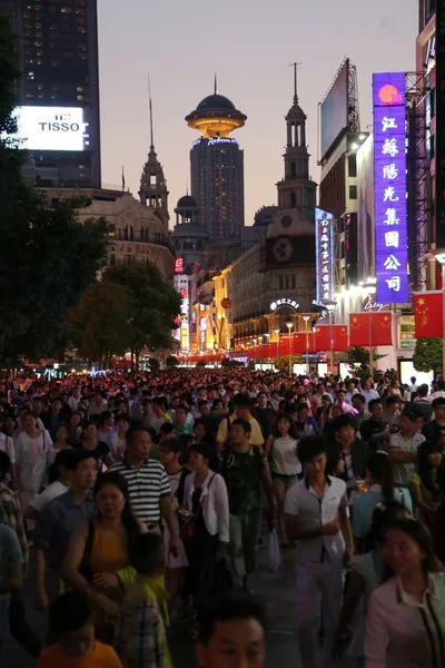 Turister Folkmassan Shoppinggatan Nanjing Road Nationaldagen Shanghai Kina Oktober 2014 — Stockfoto