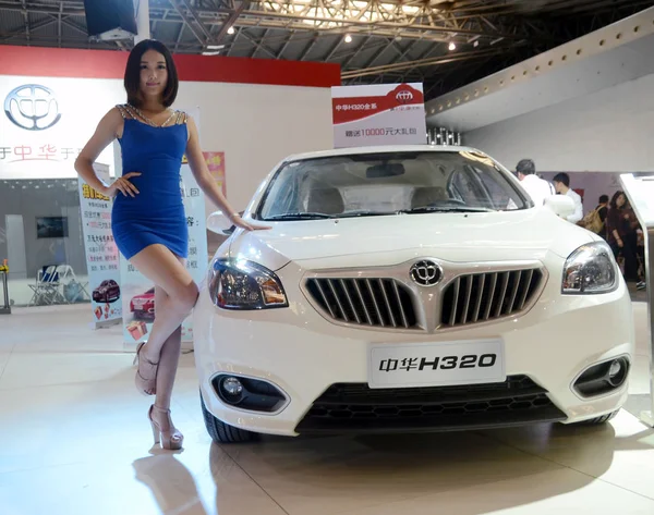 Modell Poserar Med Briljans H320 Briljans Automotive Auto Show Shanghai — Stockfoto