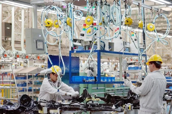 Trabajadores Chinos Ensamblan Automóviles Línea Montaje Planta Automóviles Dongfeng Nissan — Foto de Stock