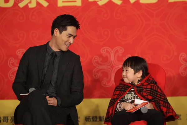 Acteur Chanteur Taïwanais Vic Chou Regarde Son Fils Dans Film — Photo