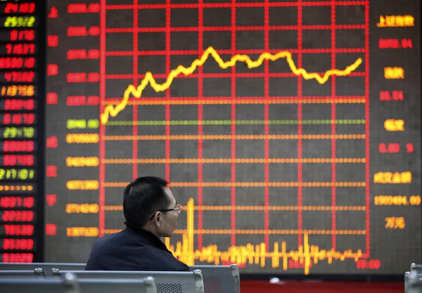 中国の投資家は 株式の価格を見ます 価格上昇のための赤と価格下落のためのグリーン と東中国安徽州 Huaibei 市の株式仲買家で上海コンポジットインデックス 月2014 — ストック写真