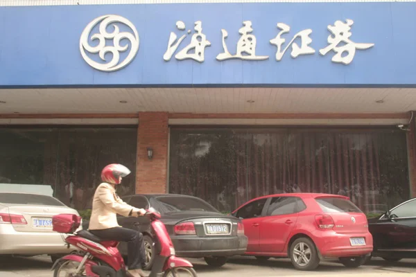 Rowerzysta Jeździ Gałęzi Haitong Securities Mieście Haikou Południowa Prowincja Chinas — Zdjęcie stockowe