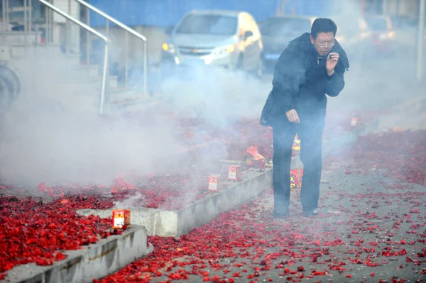 Китайский Пешеход Проходит Мимо Обломков Фейерверков Фейерверков Густом Дыму Время — стоковое фото