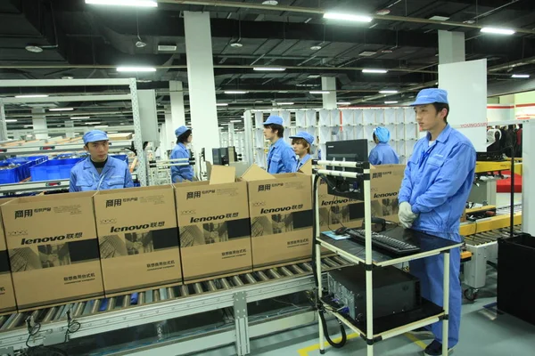 Κινέζοι Εργαζόμενοι Θέτουν Στη Lenovo Γραμμή Παραγωγής Ηλεκτρονικών Υπολογιστών Στο — Φωτογραφία Αρχείου