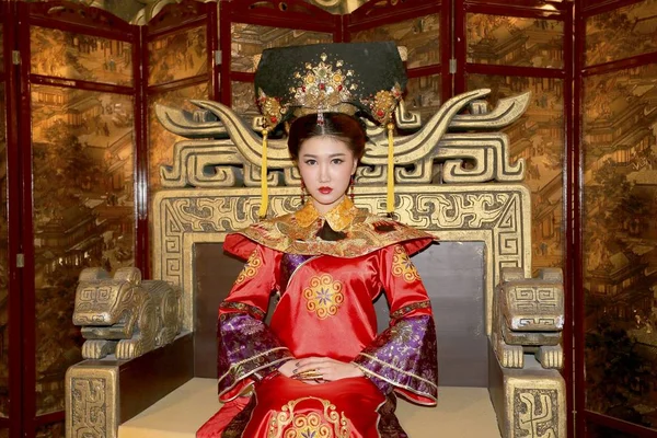 Член Южнокорейской Женской Группы Swing Girls Одетый Традиционные Китайские Королевские — стоковое фото