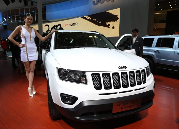 Modelo Posa Com Jeep Compass Chrysler Durante 15Th Shanghai International — Fotografia de Stock