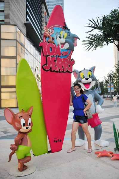 Une Jeune Femme Pose Avec Des Sculptures Personnages Dessins Animés — Photo