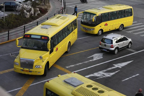 Yeni Satın Alınan Okul Otobüsleri Chongming Ilçesinde Ilk Deneme Çalıştırmak — Stok fotoğraf