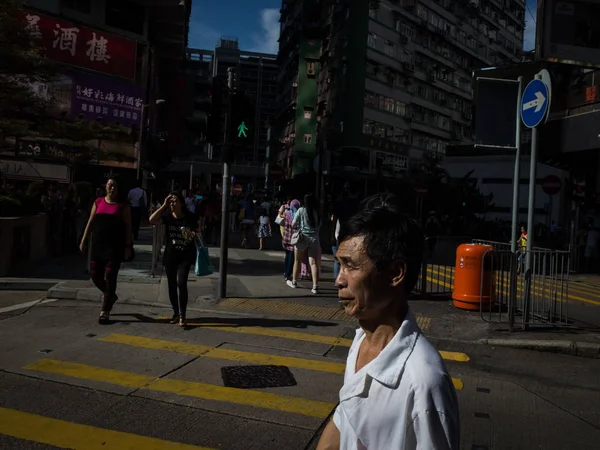 Gyalogos Sétál Egy Napsütötte Utcában Prince Edward Hong Kong Kína — Stock Fotó