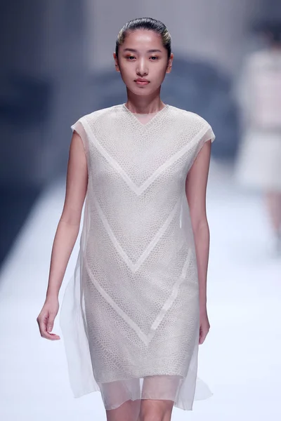 モデルは 2014 上海に上海ロンドンファッションウィークの春 2015 年中寺チェンのファッションショーで新しい創造を表示します — ストック写真