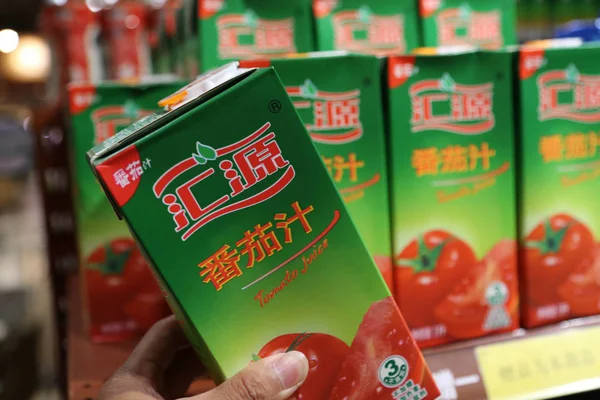 Ένας Πελάτης Αγοράζει Ένα Κουτί Από Χυμό Ντομάτας Huiyuan Ένα — Φωτογραφία Αρχείου