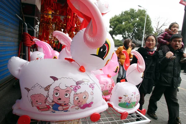 Peatones Chinos Caminan Junto Linternas Forma Conejo Una Tienda Shanghai — Foto de Stock