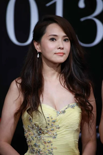 台湾歌手兼女演员安妮 易抵达中国上海举行的玛丽 克莱尔时尚颁奖仪式时 在红毯上摆姿势 — 图库照片