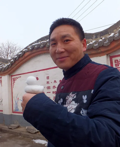 Гражданин Показывает Снежную Утку Ознаменование Предстоящего Китайского Лунного Нового Года — стоковое фото