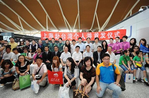Китайські Мандрівники Ставлять Шанхайський Міжнародний Аеропорт Пудун Перед Тим Іти — стокове фото
