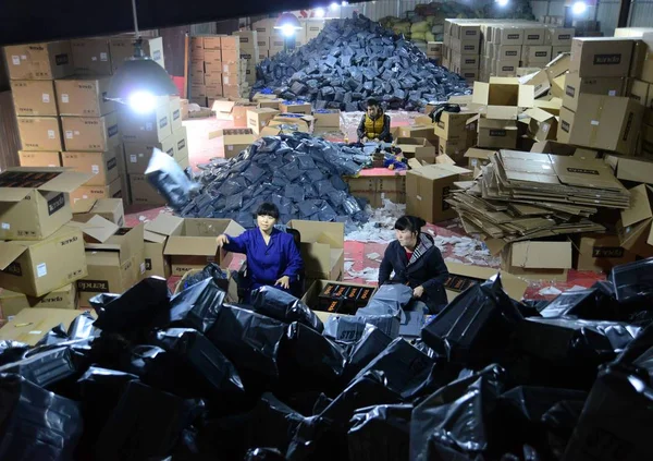 Chińskich Pracowników Sortowania Przesyłek Których Większość Online Zakupy Dystrybucji Centrum — Zdjęcie stockowe