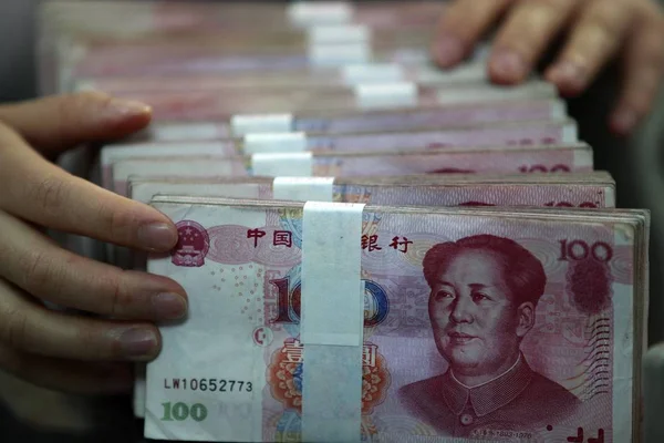 Impiegato Cinese Conta Banconote Rmb Renminbi Yuan Una Banca Nella — Foto Stock