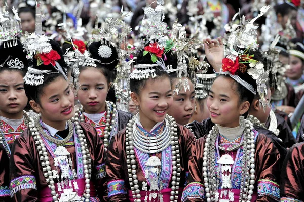 伝統的な衣装を着た東少数民族の中国人の女の子は 中国南西部の貴州省のコンジャン郡 Qiandongnan Miao 東自治区の地元の東少数民族歌唱祭の間に歌のコンテストに参加します — ストック写真