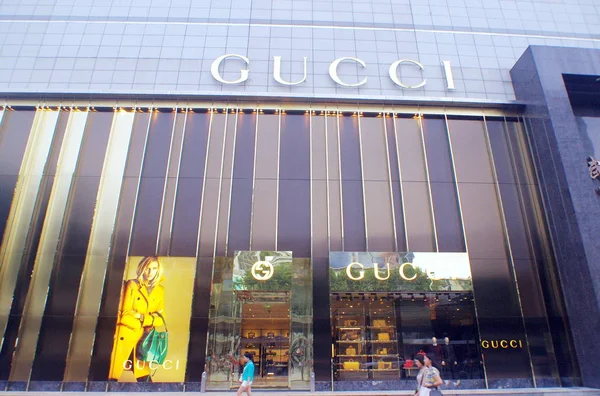 Los Peatones Pasan Por Boutique Moda Gucci Plaza Internacional Wuhan — Foto de Stock