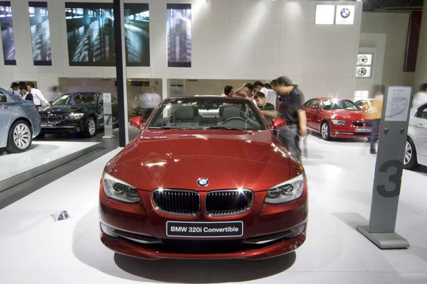 Visitors Look Bmw 320I Convertible Auto Show Jinan City East — Stock Photo, Image