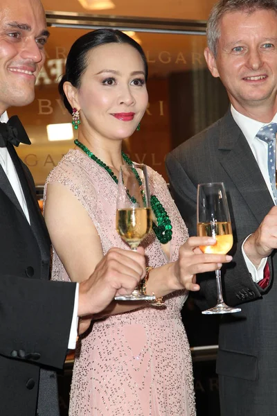 Hong Kong Atriz Carina Lau Centro Propõe Brinde Com Executivos — Fotografia de Stock