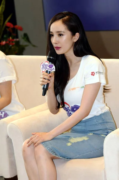 2014年9月28日 中国女星杨米在中国东部浙江省杭州市世界心脏日慈善活动后举行的新闻发布会上发表讲话 — 图库照片