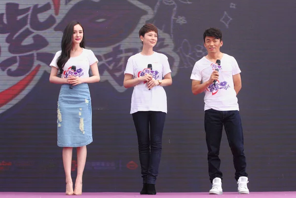 左から 中国の女優ヤン 俳優のワン バオキアンは 2014年9月28日 中国東部の浙江省杭州市で開催された世界ハートデーのチャリティーイベントでポーズをとった — ストック写真