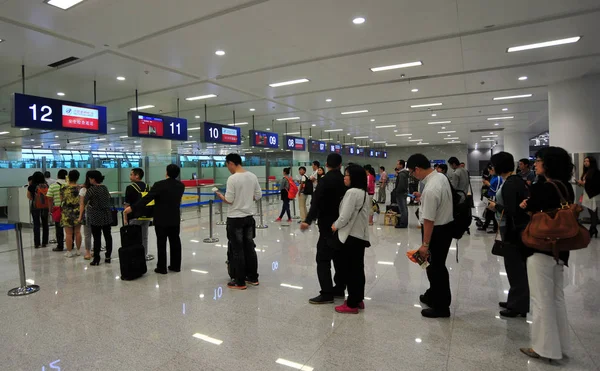 Pasajeros Haciendo Cola Para Registrarse Mostrador Aeropuerto Hefei Provincia Chinas — Foto de Stock