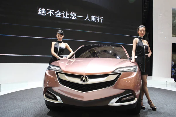 2013年4月22日 上海で開催された自動車展示会でアキュラ車とポーズをとるモデル — ストック写真