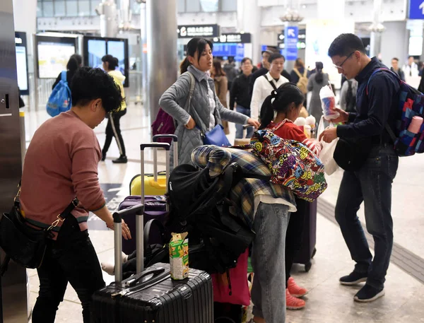 Passagiere Warten Auf Ihre Züge Während Des Frühlingsfestreiseverkehrs Auch Als — Stockfoto