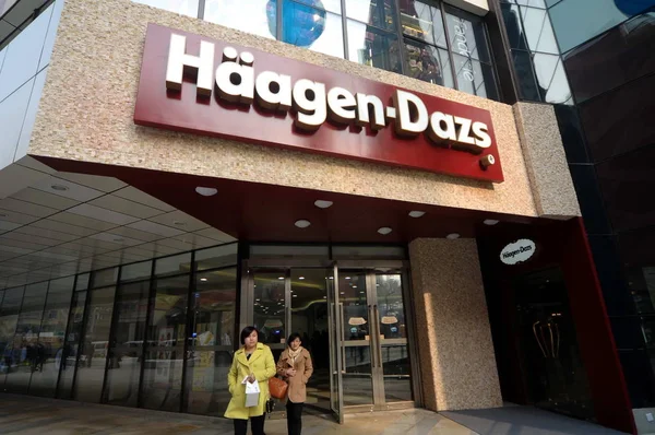 Des Piétons Passent Devant Magasin Crème Glacée Haagen Dazs Nanjing — Photo