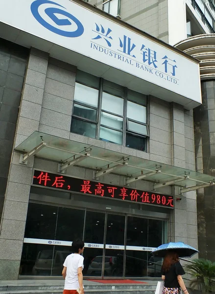 Gyalogosok Járni Elmúlt Egy Ága Industrial Bank Ltd Yichang Város — Stock Fotó