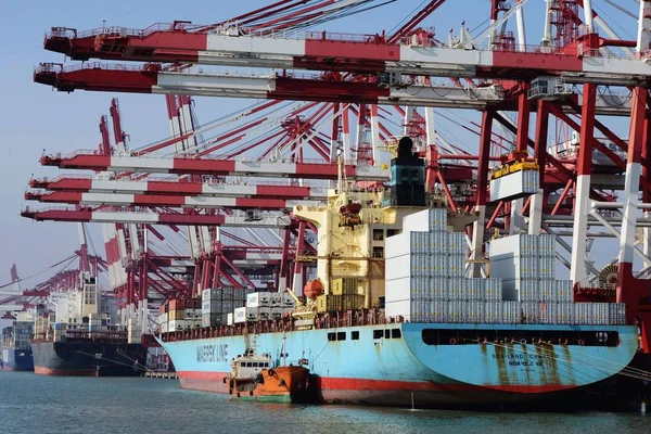 Crane Vehicle Loads Container Shipped Abroad Ship Port Qingdao Qingdao — Stock Photo, Image