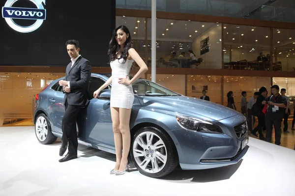 Modellen Vormen Naast Een Volvo V40 Tijdens 10E China Guangzhou — Stockfoto