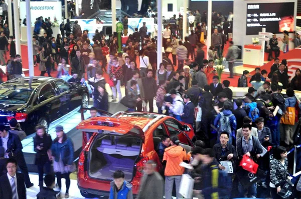 File Visitors View Cars 15Th Shanghai International Automobile Industry Exhibition — Stock Photo, Image