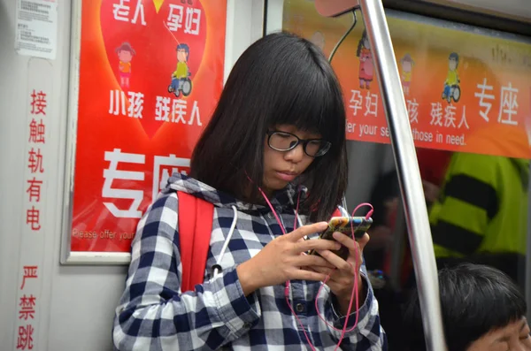 Passageiro File Usa Seu Smartphone Para Navegar Internet Trem Metrô — Fotografia de Stock