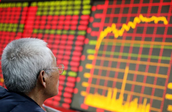 Chinese Investor Looks Stock Index Prices Shares Red Price Rising — Stock Photo, Image