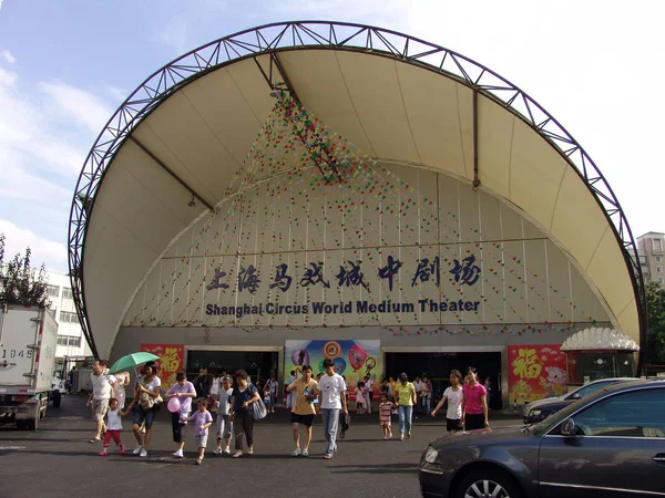 Ludzie Opuszczają Shanghai Circus World Medium Theater Szanghaju Chiny Lipca — Zdjęcie stockowe