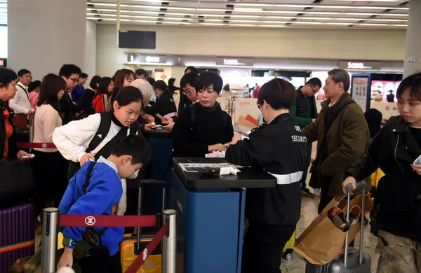 Passagiere Stehen Schlange Ihre Zugfahrkarten Während Des Auch Als Chunyun — Stockfoto