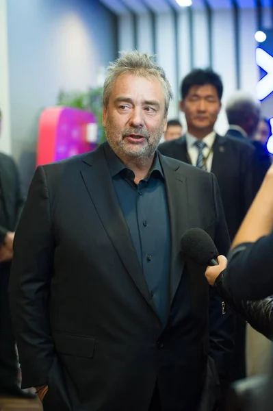 Franska Regissören Luc Besson Intervjuas Beijing Premiären Filmen Lucy Peking — Stockfoto