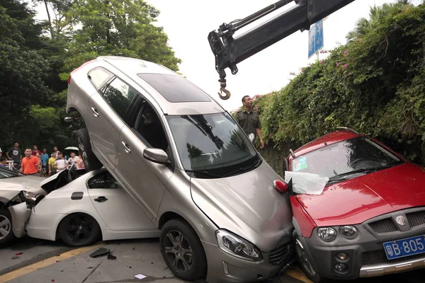 Des Voitures Empilent Après Une Collision Causée Par Camion Sur — Photo