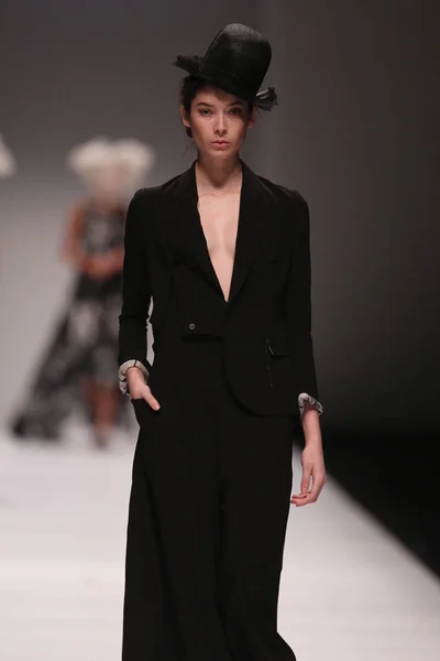 モデルは 2014 上海に上海ロンドンファッションウィークの春 2015 年の間に Deepmoss のファッションショーで新しい創造を表示します — ストック写真