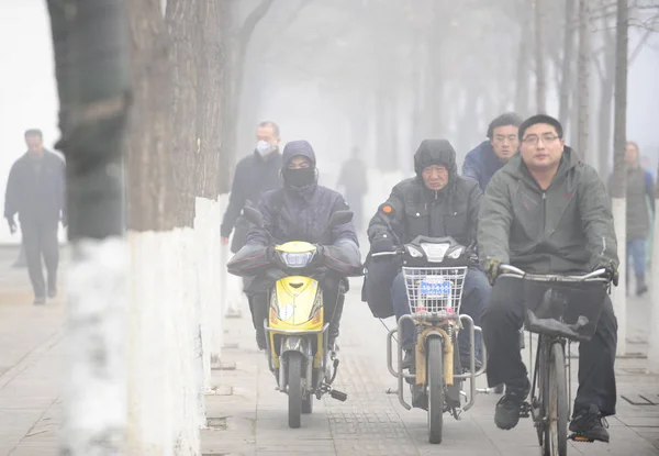 Ciclistas Viajan Una Carretera Con Mucho Smog Ciudad Shenyang Provincia — Foto de Stock