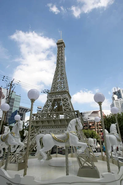 Modelo Escala Torre Eiffel Exhibe Frente Centro Comercial Plaza Shanghai — Foto de Stock